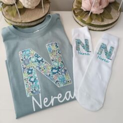 Camiseta Azul Pastel Con Maxi Inicial Floral Y Calcetines A Juego