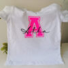 Camiseta Blanca Con Inicial Rosa Fluor Y Nombre Negro