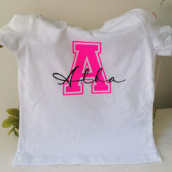 Camiseta Blanca Con Inicial Rosa Fluor Y Nombre Negro