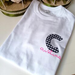 Camiseta Inicial Cuadro Vichy Negro Con Nombre Rosa Fluor