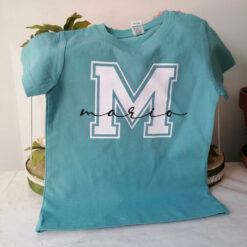 Camiseta Verde Turquesa Con Inicial Blanca Y Nombre En Negro
