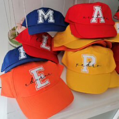 Gorra colores con inicial blanca y nombre negro