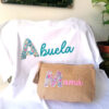 Pack Camiseta + Neceser Mamá O Abuela Inicial Destacada 29,8€. Opciones En Camiseta Talla, Mamá O Abuela, En Neceser Mamá O Abuela