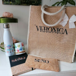 Pack Gracias Seño.Bolso De Yute, Cuaderno + Estuche De Corcho, Taza Y Botella Térmica