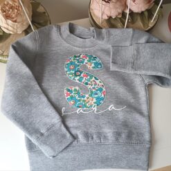 Sudadera Gris Con Inicial Flores Turquesa
