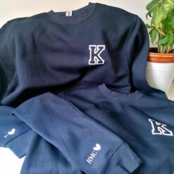 Sudadera Inicial Universitaria En El Pecho Con Iniciales Y Corazón En La Manga