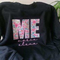 Sudadera Negra Con Inicial Flores Rosas
