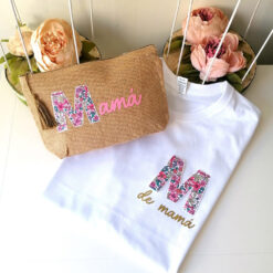 Camiseta + Neceser Con M De Mamá 29,8€. Opciones En Camiseta Talla, M De Mamá, A De Abuela, En Neceser Mamá O Abuela