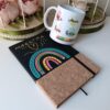 Cuaderno Maestra De Corazón+ Taza Nombre Alumnos. Cuaderno De Corcho Y Polipiel A5, Taza De 350 Ml. Opciones Para La Taza Nombre Seño, Nombre De Los Niños, Separados Por Comas