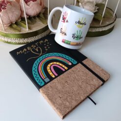 Cuaderno Maestra De Corazón+ Taza Nombre Alumnos. Cuaderno De Corcho Y Polipiel A5, Taza De 350 Ml. Opciones Para La Taza Nombre Seño, Nombre De Los Niños, Separados Por Comas